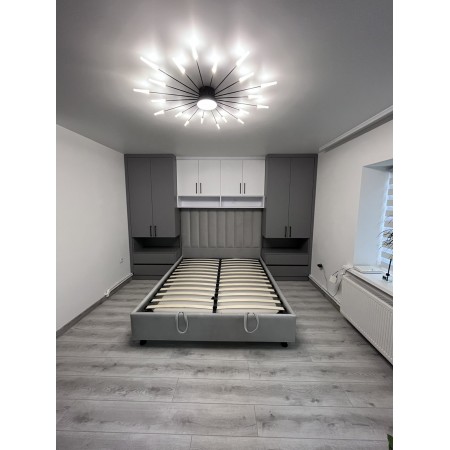Mobilier dormitor modern cu pat tapițat, dulapuri laterale și corpuri suspendate  A-98